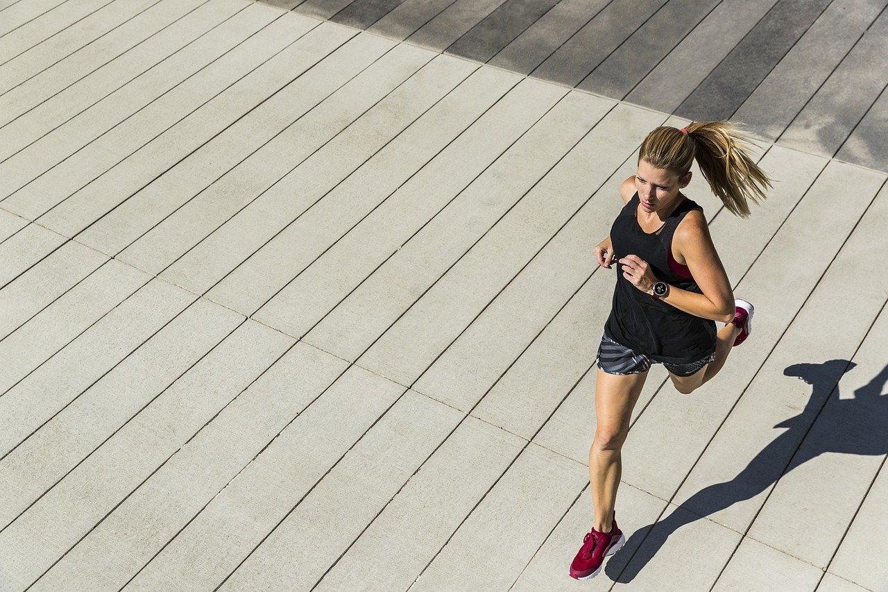 Kobieta uprawiająca jogging