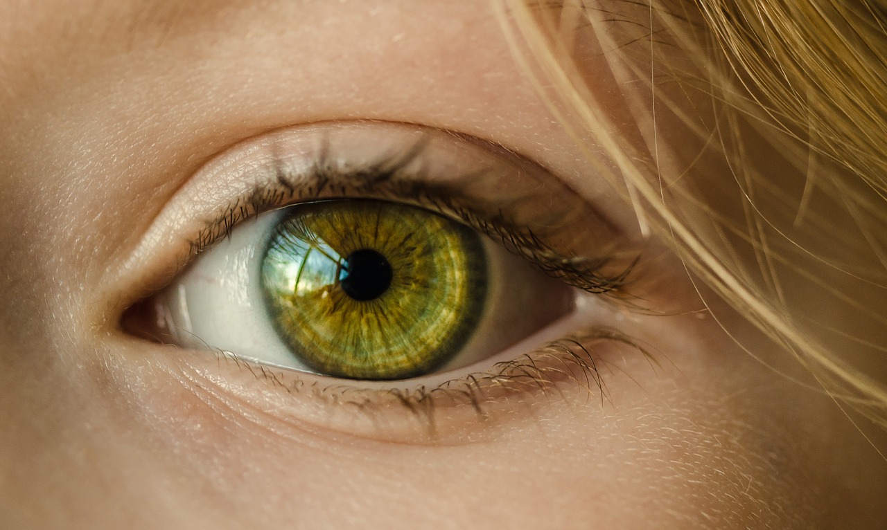 Czym jest kaszak w oku, jakie są jego przyczyny i jak go leczyć